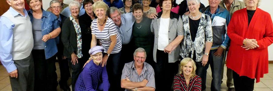 ‘n vrolike “familie-groep”, die NGK Koorlede tydens hul Jaareindfunksie, met hulle Koorleier, Aletta Lochner, 2de van links